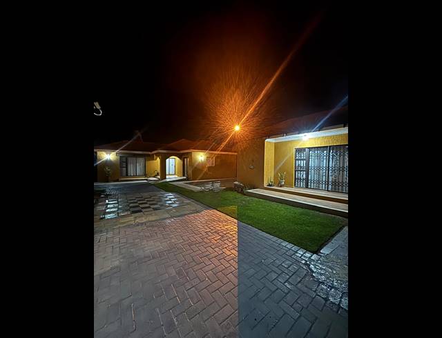 340M² GUESTHOUSE FOR SALE IN RUSTENBURG RURAL
